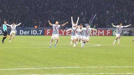 Auf, auf, auf ins Viertelfinale. Herthas Spieler feiern den Sieg im Elfmeterschießen.