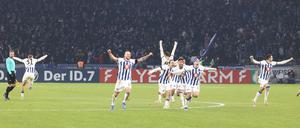 Auf, auf, auf ins Viertelfinale. Herthas Spieler feiern den Sieg im Elfmeterschießen.