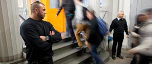 Mostafa Mousavi und Okan Bicakci (l) von einer Sicherheitsfirma bewachen am 15.10.2012 in der Berliner Albert-Schweitzer-Schule den Eingang. Wachschützer sorgen an elf Schulen in Berlin-Neukölln für Sicherheit. Bis Ende 2013 stehen dafür nach Angaben des Bezirksamtes eine Million Euro bereit. Foto: Kay Nietfeld/dpa ++ +++ dpa-Bildfunk +++