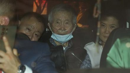 Perus ehemaliger Präsident Alberto Fujimori (M.) bei seiner Fahrt aus dem Gefängnis in Lima.
