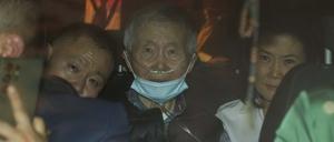 Perus ehemaliger Präsident Alberto Fujimori (M.) bei seiner Fahrt aus dem Gefängnis in Lima.
