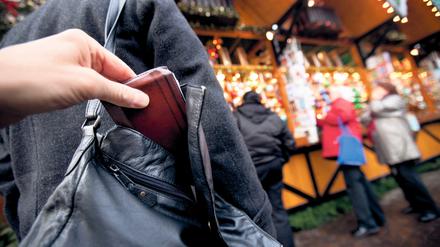 Die Polizei warnt vor Taschendiebstählen. 