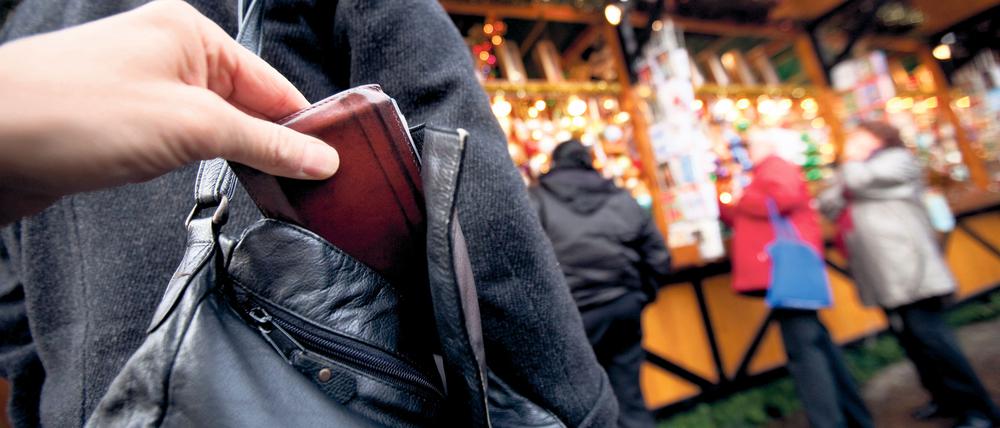 Die Polizei warnt vor Taschendiebstählen. 