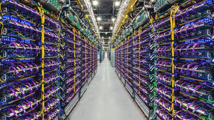 Hochleistungsrechnern von Google, die mit dem Spezial-Chipsystem TPU (Tensor Processing Unit) arbeiten. 