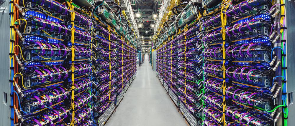 Hochleistungsrechnern von Google, die mit dem Spezial-Chipsystem TPU (Tensor Processing Unit) arbeiten. 