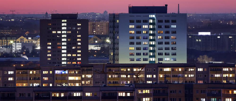 Wohnungen Berlin, 01.03.2023 - Blick am Abend auf Hochhaeuser und Mehrfamilienwohnhaeuser im Berliner Stadtteil Marzahn-Hellersdorf.  