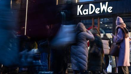 Menschen sind vor dem Kaufhaus KaDeWe unterwegs. 