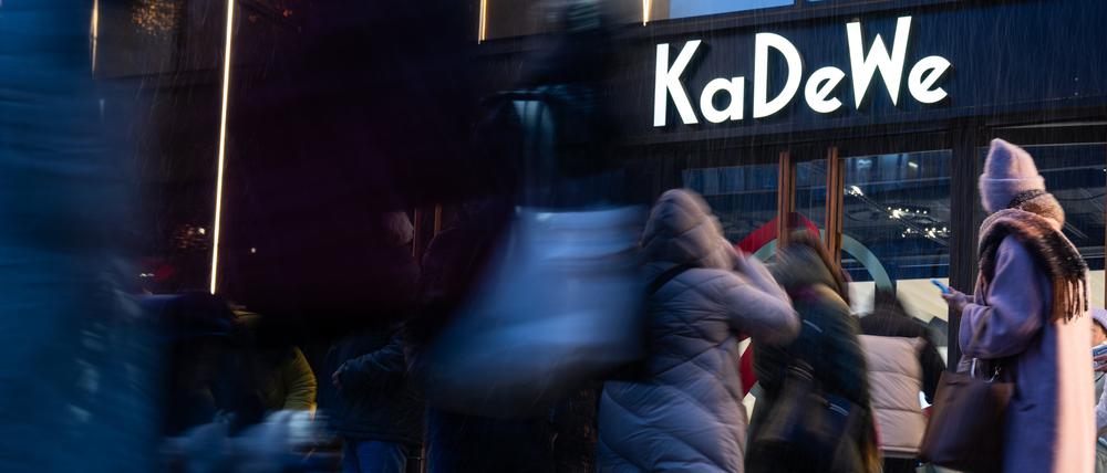 Menschen sind vor dem Kaufhaus KaDeWe unterwegs.