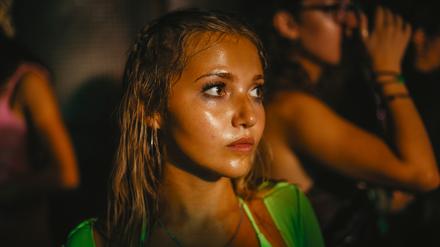 Weiß nicht, was sie tun soll: Die verunsicherte Tara (Mia McKenna-Bruce) stürzt sich mit ihren Freundinnen in die Nacht. 
