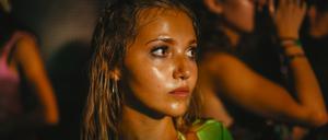 Weiß nicht, was sie tun soll: Die verunsicherte Tara (Mia McKenna-Bruce) stürzt sich mit ihren Freundinnen in die Nacht. 