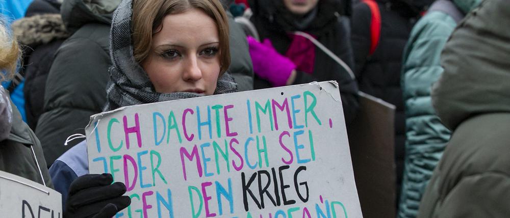 Eine junge Frau bei einer Friedensdemonstration in Berlin am Samstag, den 25. November 2023