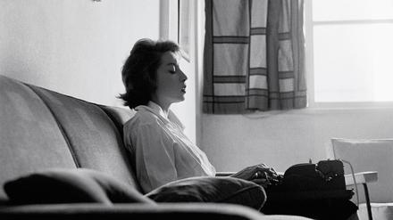 Schoßtier Schreibmaschine. Clarice Lispector, Brasilianierin mit ukrainisch-jüdischen Wurzeln, in ihrem Apartment in Rio de Janeiro.