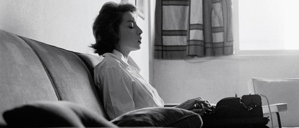 Schoßtier Schreibmaschine. Clarice Lispector, Brasilianierin mit ukrainisch-jüdischen Wurzeln, in ihrem Apartment in Rio de Janeiro.
