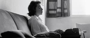 Schoßtier Schreibmaschine. Clarice Lispector, Brasilianierin mit ukrainisch-jüdischen Wurzeln, in ihrem Apartment in Rio de Janeiro.