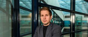Kevin Kühnert während eines Interviews im Berliner Willy-Brandt-Haus