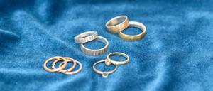  Essen: Hochzeitssalon findet zum zweiten Mal am R�ttenscheider Markt statt *** NUR F�R REDAKTIONELLE ZWECKE *** EDITORIAL USE ONLY ***<p>Trauringe von Kirstin Jankowski am Montag, den 18. September 2023, in Essen-R�ttenscheid. Deutschland NRW Essen Copyright: UwexErnst *** Essen Wedding Salon will be held for the second time at the R�ttenscheider Markt EDITORIAL USE ONLY p Wedding rings by Kirstin Jankowski on Monday, September 18, 2023, in Essen R�ttenscheid Germany NRW Essen Copyright UwexErnst Copyright: UwexErnst doc7s0hrj7artj17s0nln4y ,EDITORIAL USE ONLY