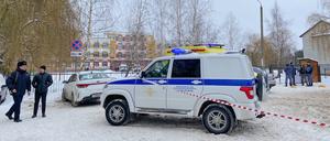 Einsatzkräfte stehen vor dem Gymnasium von Brjansk.