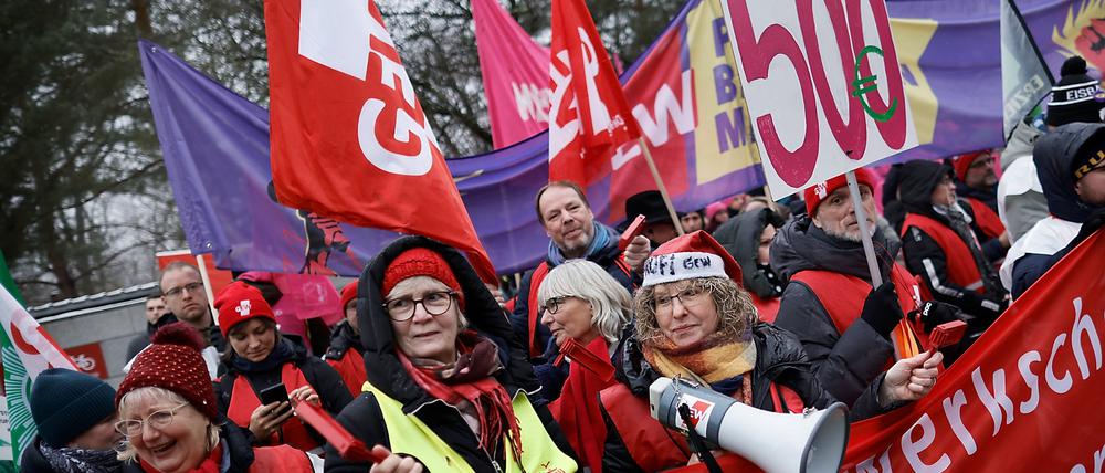 Teilnehmer demonstrieren bei einer Kundgebung der Gewerkschaft Verdi vor dem Tagungsort, dem Kongresshotel Am Templiner See am Rande der dritten und möglicherweise entscheidenden Runde der Tarifverhandlungen für die Beschäftigten des öffentlichen Dienstes der Länder.