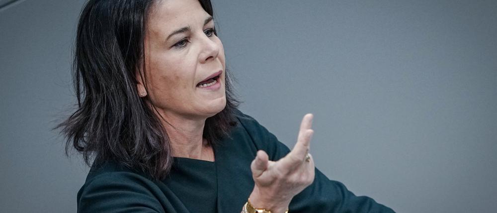 Annalena Baerbock (Bündnis 90/Die Grünen), Außenministerin, spricht im Plenum des Bundestags.