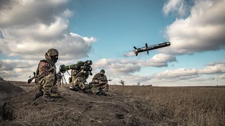 Ukrainische Soldaten während einer Militärübung in der Region Donezk an einer Abschussvorrichtung mit einer US-Javelin-Rakete. 