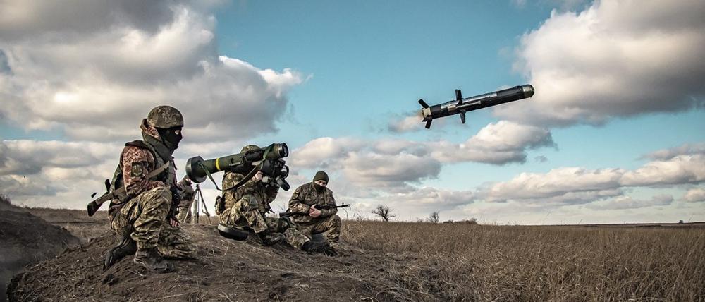 Ukrainische Soldaten während einer Militärübung in der Region Donezk an einer Abschussvorrichtung mit einer US-Javelin-Rakete.