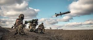 Ukrainische Soldaten während einer Militärübung in der Region Donezk an einer Abschussvorrichtung mit einer US-Javelin-Rakete. 
