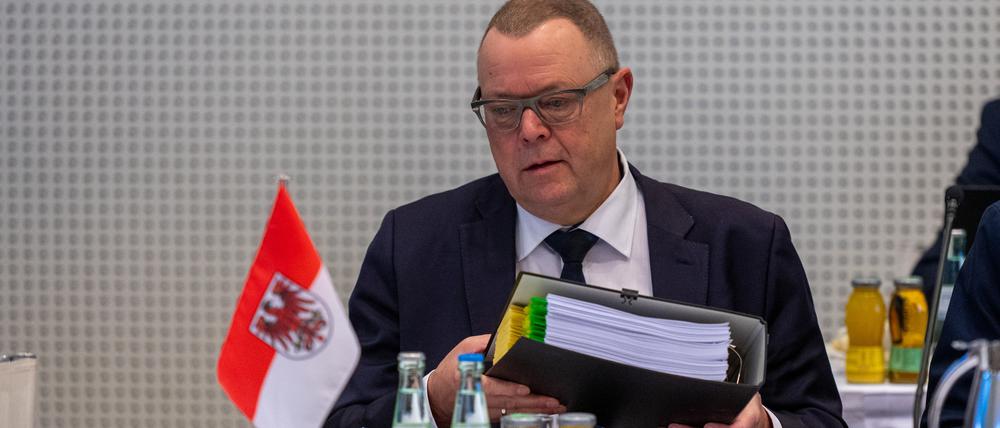 Michael Stübgen (CDU), Innenminister von Brandenburg, sitzt bei der Innenministerkonferenz (IMK).