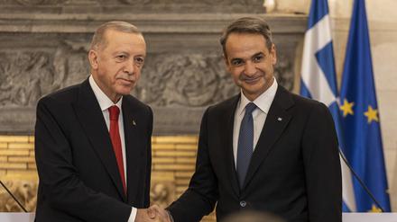 Der türkische Staatspräsident Recep Tayyip Erdogan (l) und der griechische Ministerpräsident Kyriakos Mitsotakis geben nach ihrem Treffen in der Maximos-Villa eine gemeinsame Pressekonferenz. Griechenland und die Türkei wollen ihre angespannte Beziehung durch eine Reihe vertrauensbildender Maßnahmen verbessern. 