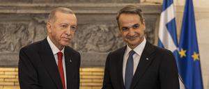 Der türkische Staatspräsident Recep Tayyip Erdogan (l) und der griechische Ministerpräsident Kyriakos Mitsotakis geben nach ihrem Treffen in der Maximos-Villa eine gemeinsame Pressekonferenz. Griechenland und die Türkei wollen ihre angespannte Beziehung durch eine Reihe vertrauensbildender Maßnahmen verbessern. 