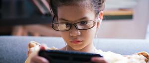 Kinder, die in Schule und Freizeit viel Zeit vor dem Handy verbringen, sind häufiger kurzsichtig.