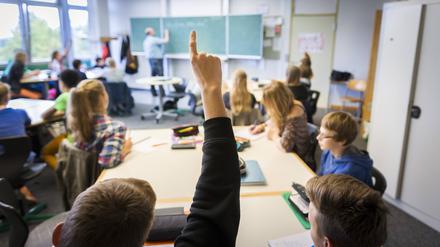 Schüler mit Migrationshintergrund leiden überproportional stark unter leistungsschwächeren Mitschülern.