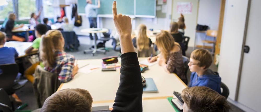 Schüler mit Migrationshintergrund leiden überproportional stark unter leistungsschwächeren Mitschülern.