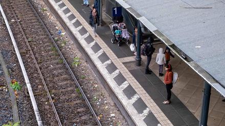 Nur wenige Fahrgäste warten auf dem leeren Berliner S-Bahnhof Schönhauser Allee.