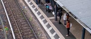 Nur wenige Fahrgäste warten auf dem leeren Berliner S-Bahnhof Schönhauser Allee.
