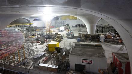 Blick in die Halle des neuen Bahnhofs im Rahmen des milliardenschweren Bahnprojekts Stuttgart 21. Nach letzten Betonarbeiten am Dach des Bahnhofs gilt der Rohbau als fertiggestellt. 