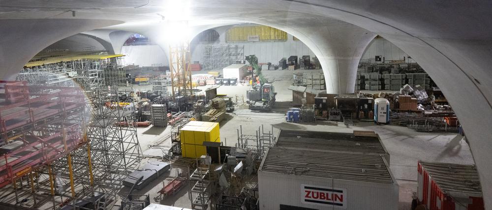 Blick in die Halle des neuen Bahnhofs im Rahmen des milliardenschweren Bahnprojekts Stuttgart 21. Nach letzten Betonarbeiten am Dach des Bahnhofs gilt der Rohbau als fertiggestellt. 