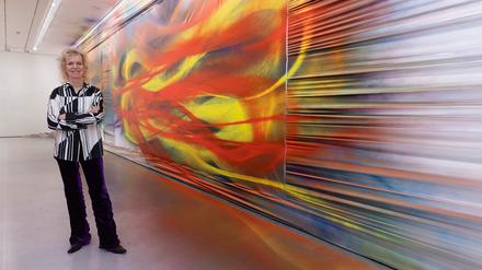 Katharina Grosse vor ihrer Farbinstallation „Warum Drei Töne Kein Dreieck Bilden“.
