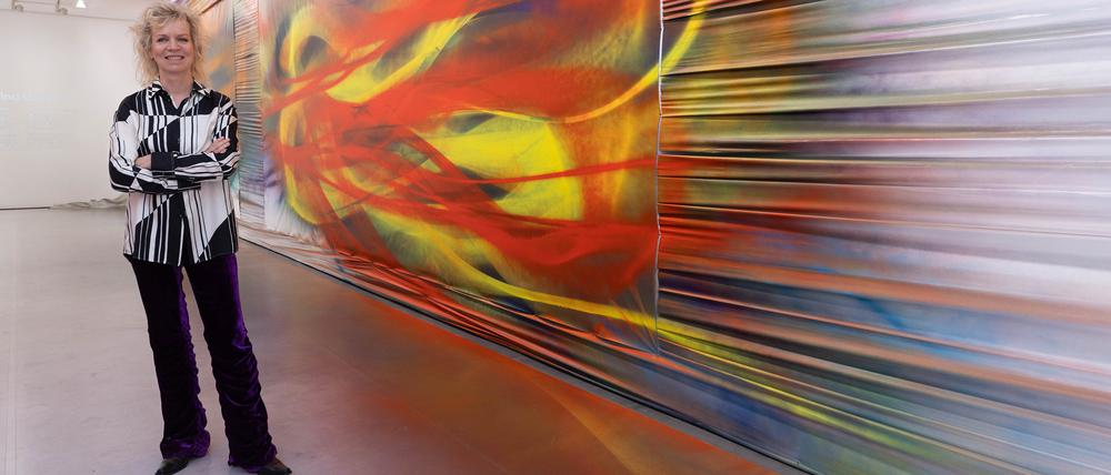 Katharina Grosse vor ihrer Farbinstallation „Warum Drei Töne Kein Dreieck Bilden“.