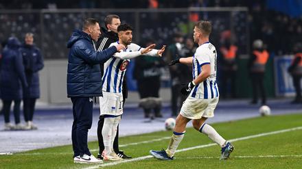 Wechselspiele. Herthas Trainer Pal Dardai (li.) braucht in Kaiserslautern frische Kräfte.