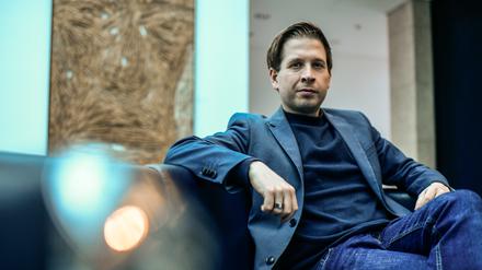Kevin Kühnert während eines Interviews im Berliner Willy-Brand-Haus.