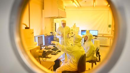 Dmitri Efetov (stehend) entwickelt mit Strom und Lasern zweilagiges Graphen, das dadurch supraleitend wird.