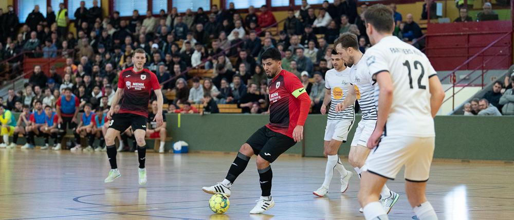 Aufsteiger FC Liria (schwarz-rote Trikots) ist überraschend Dritter in der Futsal-Bundesliga.