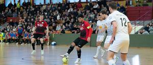 Aufsteiger FC Liria (schwarz-rote Trikots) ist überraschend Dritter in der Futsal-Bundesliga.