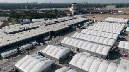 Leichtbauhallen stehen als Notunterkunft für Geflüchtete am ehemaligen Flughafen Tegel. (zu dpa "Kiziltepe: Großunterkünfte erhöhen das Risiko von Konflikten") +++ dpa-Bildfunk +++
