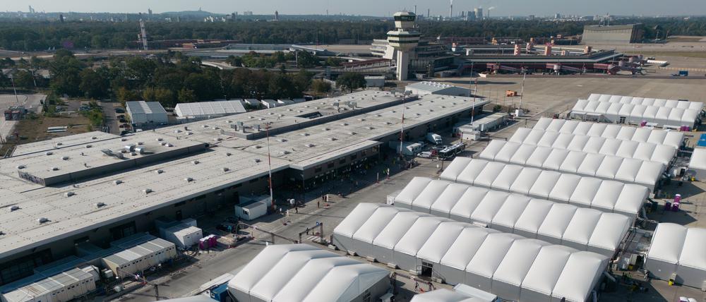 Leichtbauhallen stehen als Notunterkunft für Geflüchtete am ehemaligen Flughafen Tegel. (Archivbild)