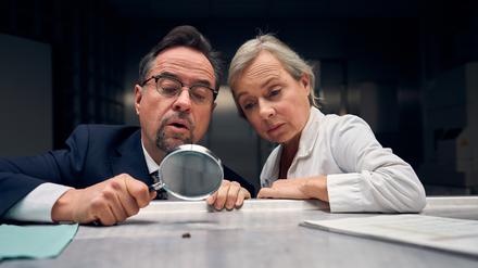 ARD/WDR TATORT: DER MANN, DER IN DEN DSCHUNGEL FIEL, am Sonntag (10.12.23) um 20:15 Uhr im ERSTEN.
In der Rechtsmedizin untersuchen Prof. Boerne (Jan Josef Liefers ,l) und Silke Haller (ChrisTine Urspruch, r) die Biene, die sie in Golds Garderobe gefunden haben.
© WDR/Frank Dicks, honorarfrei - Verwendung gemäß der AGB im engen inhaltlichen, redaktionellen Zusammenhang mit genannter WDR-Sendung bei Nennung "Bild: WDR/Frank Dicks" (S2+). WDR Kommunikation/Redaktion Bild, Köln, Tel: 0221/220 -7132 oder -7133, Fax: -777132, bildkommunikation@wdr.de Tatort Münster - Der Mann, der in den Dschungel fiel