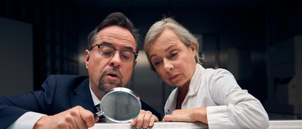ARD/WDR TATORT: DER MANN, DER IN DEN DSCHUNGEL FIEL, am Sonntag (10.12.23) um 20:15 Uhr im ERSTEN.
In der Rechtsmedizin untersuchen Prof. Boerne (Jan Josef Liefers ,l) und Silke Haller (ChrisTine Urspruch, r) die Biene, die sie in Golds Garderobe gefunden haben.
© WDR/Frank Dicks, honorarfrei - Verwendung gemäß der AGB im engen inhaltlichen, redaktionellen Zusammenhang mit genannter WDR-Sendung bei Nennung "Bild: WDR/Frank Dicks" (S2+). WDR Kommunikation/Redaktion Bild, Köln, Tel: 0221/220 -7132 oder -7133, Fax: -777132, bildkommunikation@wdr.de Tatort Münster - Der Mann, der in den Dschungel fiel