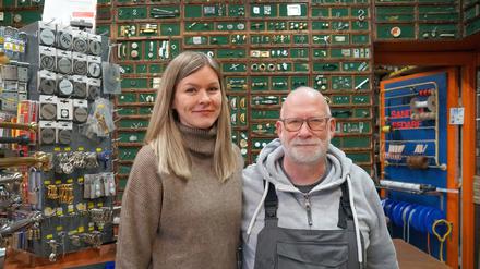 Laura-Jane Savary und ihr Vater Detlef Savary vom Traditionsgeschäft „C. Adolph Eisenwaren“.