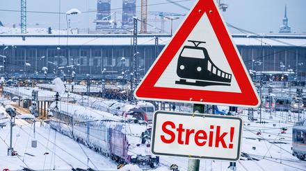 Schneechaos und Streik der Lokführer: Der Münchner Hauptbahnhof ist weitgehend lahmgelegt. 
