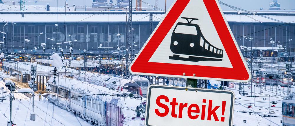 Schneechaos und Streik der Lokführer: Der Münchner Hauptbahnhof ist weitgehend lahmgelegt.